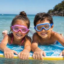 Lade das Bild in den Galerie-Viewer, AquaBlick Kinder-Schwimmbrille | Beschlagfrei · Auslaufsicher · Kein Haareziehen