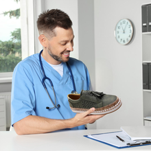 Lade das Bild in den Galerie-Viewer, OrthoKomfort – Ergonomische, rutschfeste &amp; schmerzlindernde Schuhe
