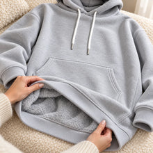 Lade das Bild in den Galerie-Viewer, KuschelLiebe – extra langer Oversize-Wohlfühlhoodie | deckenweich, warm &amp; vorteilhaft geschnitten
